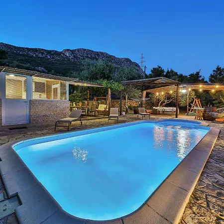 2 Bedroom Stunning In Kastel Kambelovac Holiday home Kastela