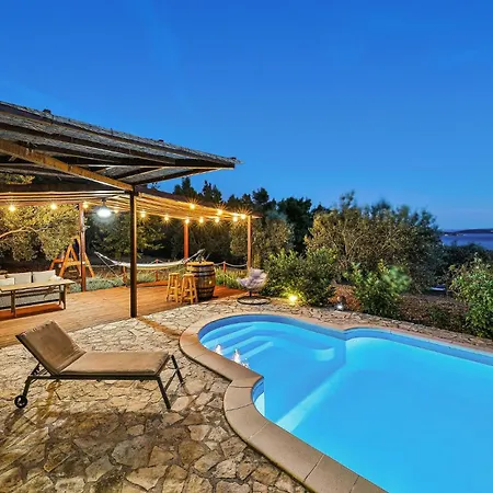 2 Bedroom Stunning In Kastel Kambelovac Kastela