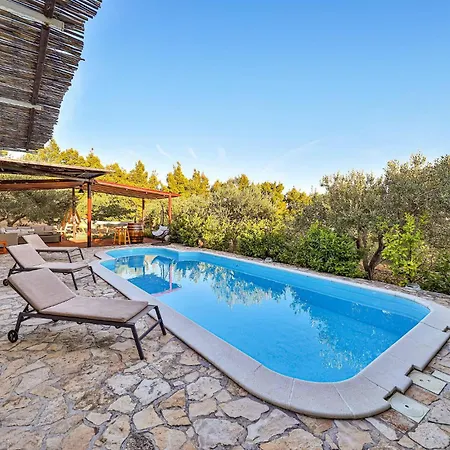 Holiday home 2 Bedroom Stunning In Kastel Kambelovac Kastela