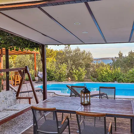 2 Bedroom Stunning In Kastel Kambelovac Holiday home *
