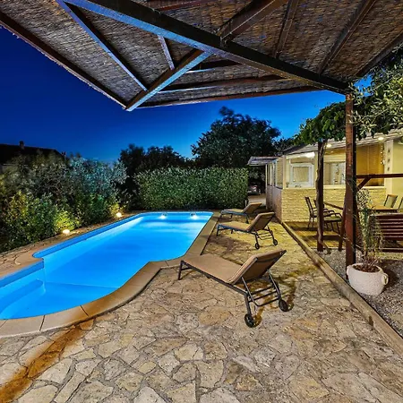 2 Bedroom Stunning In Kastel Kambelovac Holiday home *