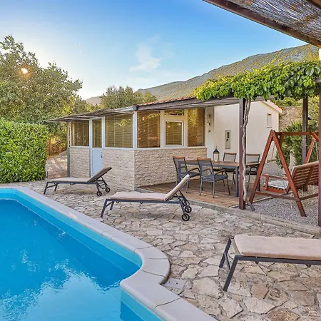 2 Bedroom Stunning In Kastel Kambelovac Holiday home