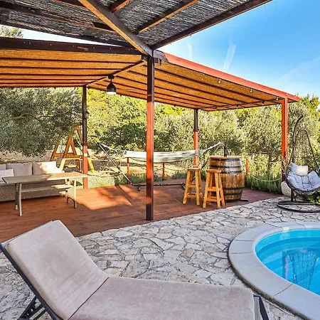 Holiday home 2 Bedroom Stunning In Kastel Kambelovac Kastela