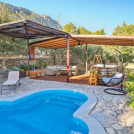 2 Bedroom Stunning In Kastel Kambelovac Holiday home Kastela