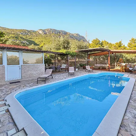 2 Bedroom Stunning In Kastel Kambelovac Holiday home