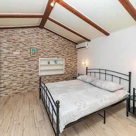 Holiday home 2 Bedroom Stunning In Kastel Kambelovac