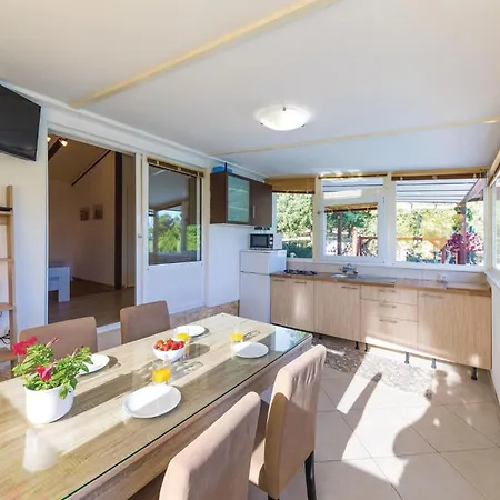 Holiday home 2 Bedroom Stunning In Kastel Kambelovac Kastela