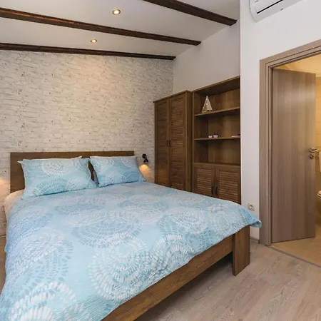 2 Bedroom Stunning In Kastel Kambelovac Holiday home *
